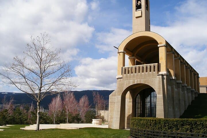 Private Kelowna Wineries Tour: Lake Okanagan Wine Tasting & Scenic Drive photo 2