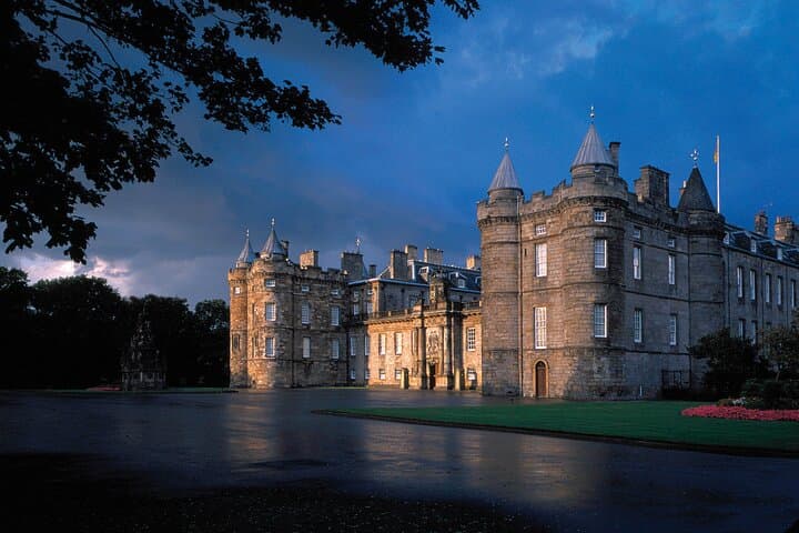 Royal Edinburgh Overnight by Rail from London: 2-Day Castle, Hop-On Bus & Rail Experience photo 6