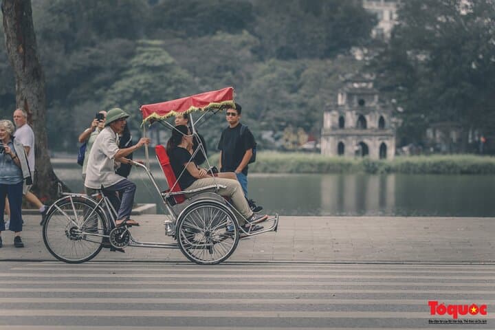 Hanoi Bat Trang Pottery Class & Train Street Private Tour — Egg Coffee and Rickshaw Ride photo 6