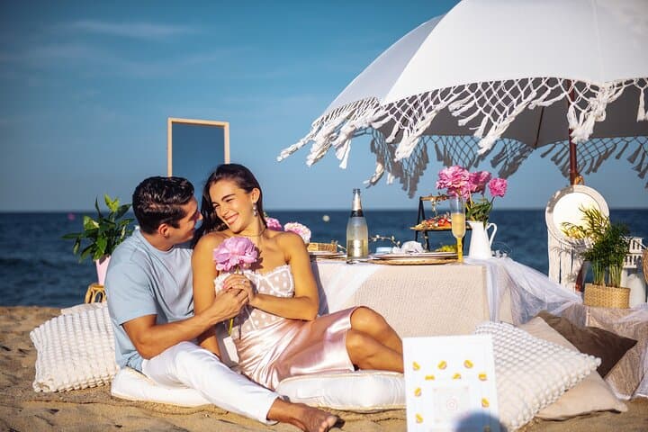 Private Sunset Picnic at Platja del Bogatell — Romantic Dates in Barcelona photo 3