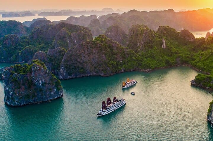 Luxury 3-Day Halong Bay Cruise: Sung Sot, Titop & Cua Van photo 1