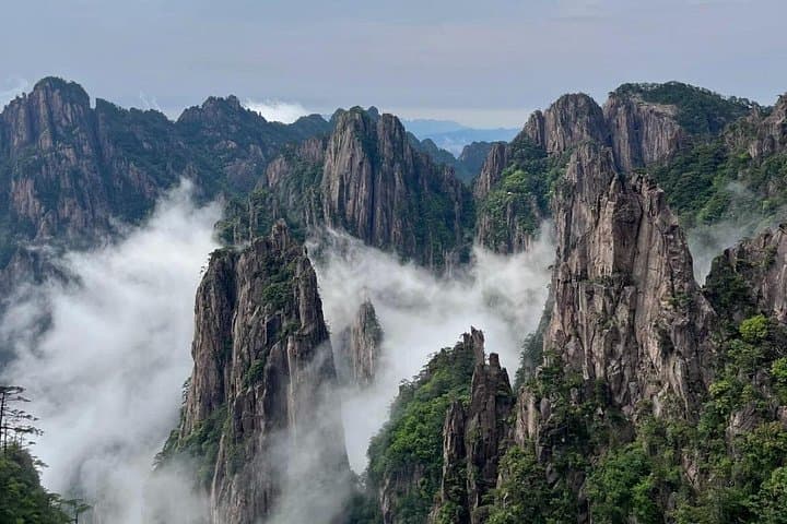 One-Day Huangshan (Yellow Mountain) Tour: Cable Car Hike to Lion Peak