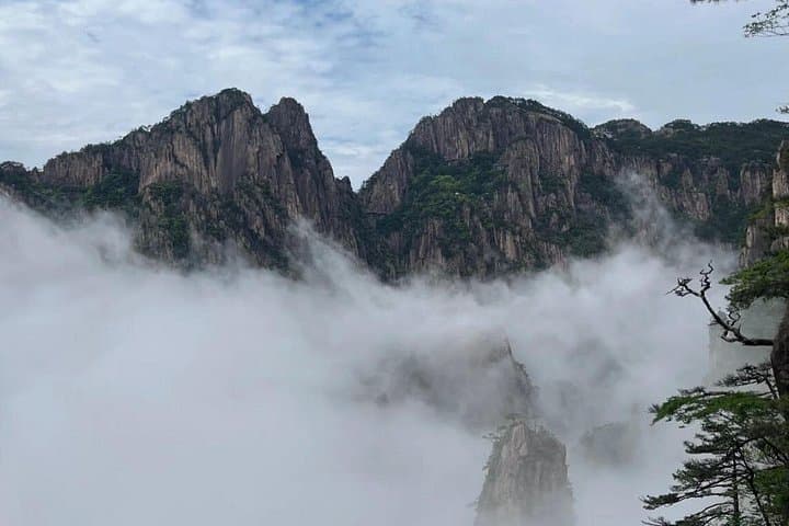 One-Day Huangshan (Yellow Mountain) Tour: Cable Car Hike to Lion Peak photo 2