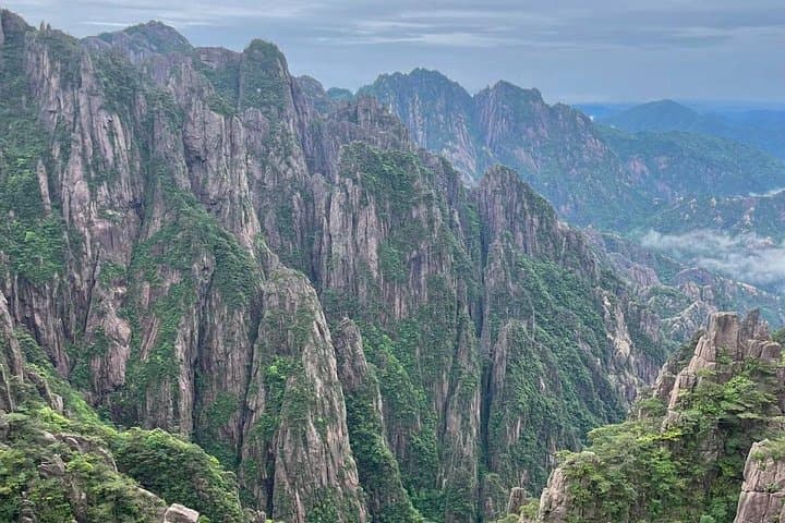 One-Day Huangshan (Yellow Mountain) Tour: Cable Car Hike to Lion Peak photo 4
