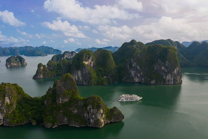 Luxury 3-Day Halong Bay Cruise: Caves, Kayaking & Beaches photo 5