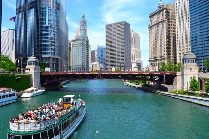 Chicago Architecture Walking Tour and Shoreline Boat Cruise