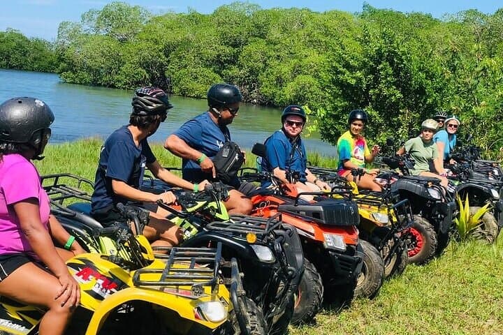 Roatán ATV Jungle Adventure with Local Food Tasting and Beach Day Pass