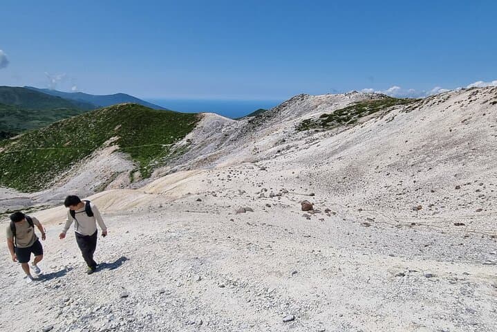 Niseko Guided Hiking Day Trip — Annupuri, Mt. Yotei & Local Peaks photo 4