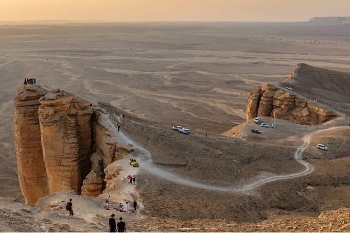 Sunset at the Edge of the World: Jebel Fihrayn Tour from Riyadh