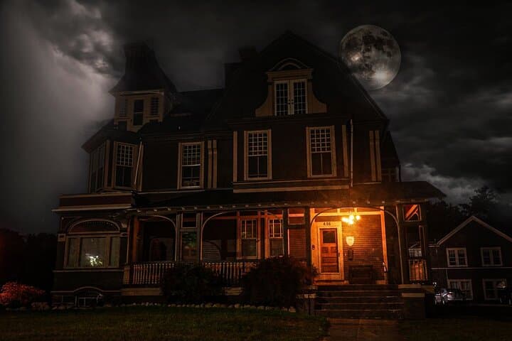 Grand Rapids Ghost Tour: Wraiths and Witches Walking Tour