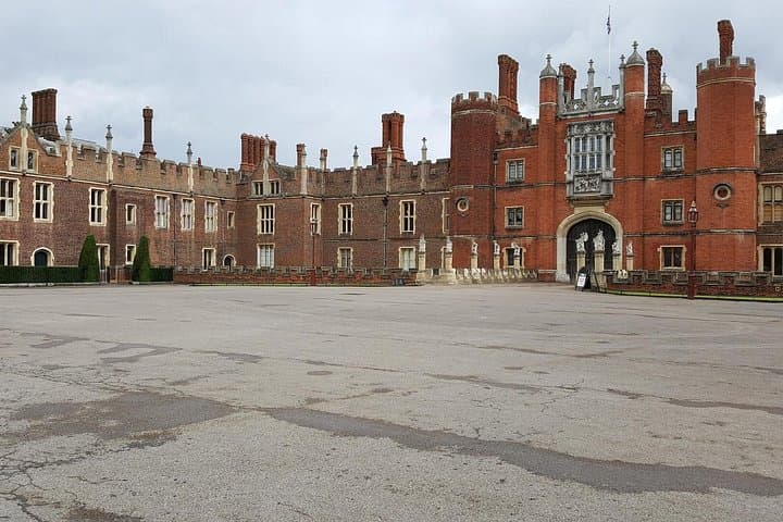 Hampton Court Palace Private Tour — Skip-the-Line Entry to Tudor Courts & Gardens