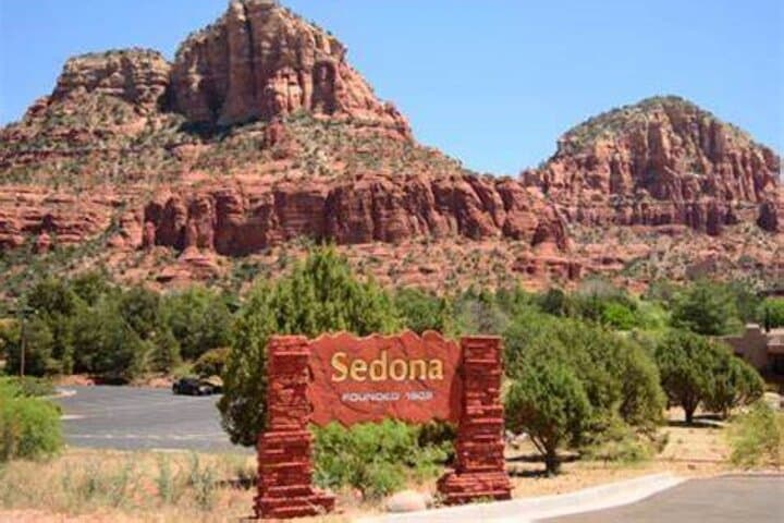 Uptown Sedona Day Tour: Best Views, Chapel of the Holy Cross & Uptown Stroll photo 4