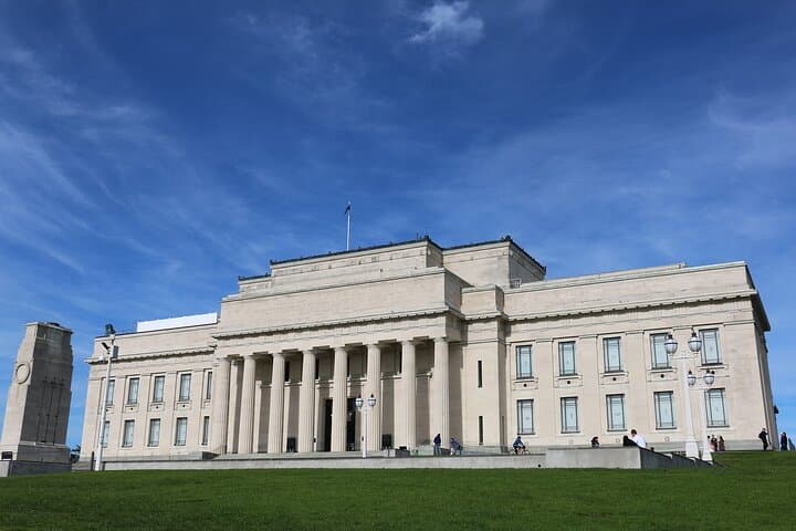 Auckland Museum, Mt Eden & Wintergardens: Half-Day Cultural Sightseeing Tour