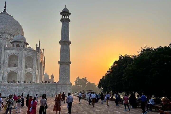 Same-Day Taj Mahal & Agra Fort Tour from Mumbai — Flights, Guide, and Practical Tips