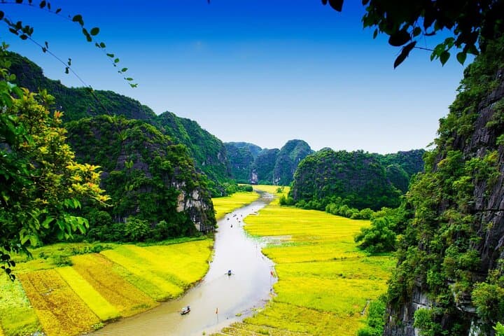 Two-Day Ninh Binh and Halong Bay Escape: Tam Coc, Mua Cave & Bay Cruise photo 4