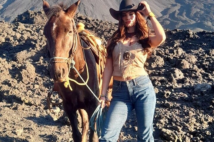 Horseback on Pacaya: Ride Lava Beds and Eat Pizza Cooked on the Volcano photo 4