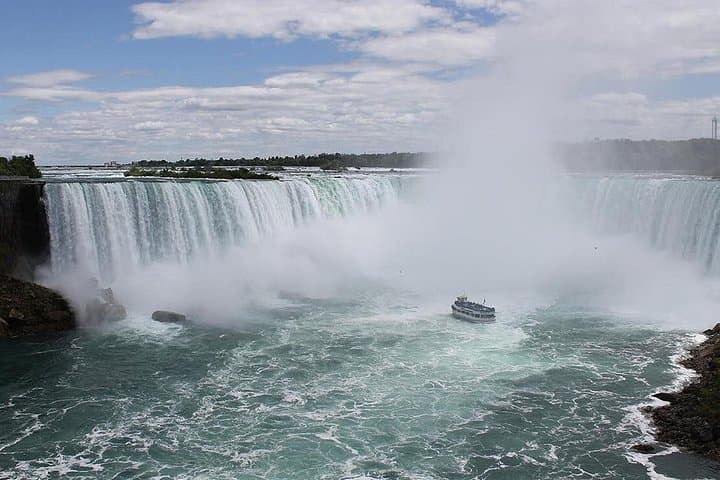 Niagara Falls Day Tour from Toronto: Falls, Wine Tasting & Niagara-on-the-Lake photo 1