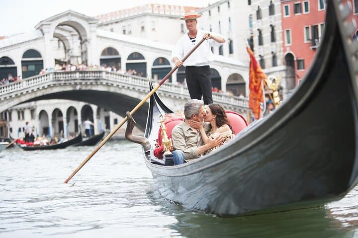 Private Gondola Photoshoot in Venice — St. Mark’s Square to Rialto photo 3