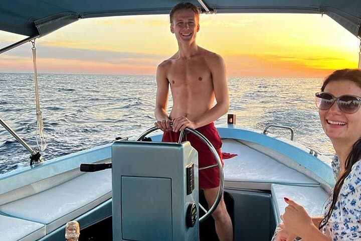Sunset Boat Tour Along Cinque Terre: Prosecco, Photos & Dolphins
