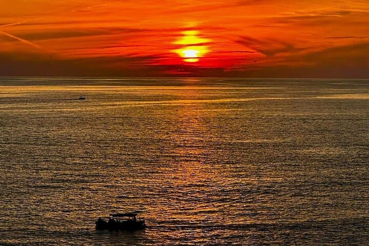 Sunset Boat Tour Along Cinque Terre: Prosecco, Photos & Dolphins photo 2