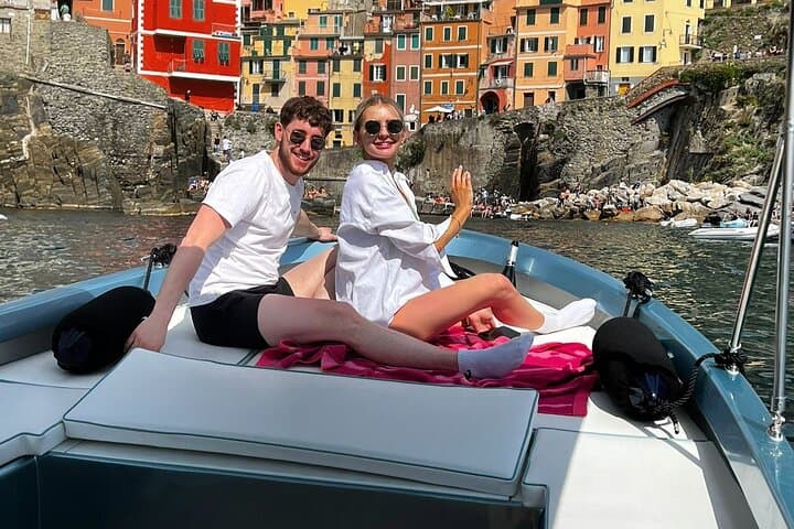Sunset Boat Tour Along Cinque Terre: Prosecco, Photos & Dolphins photo 4