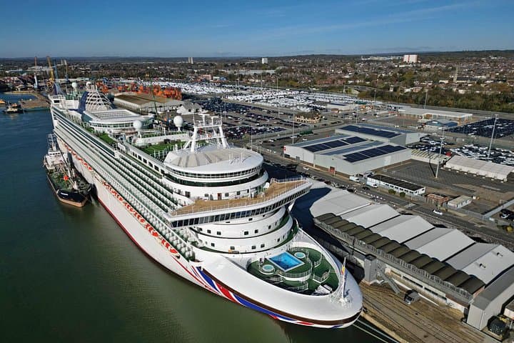 Private Transfer: Southampton Cruise Port to Gatwick with Stonehenge Stop photo 4