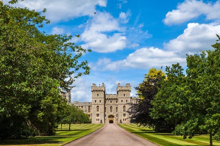 Private Tour: Windsor Castle and Stonehenge Day Trip from London