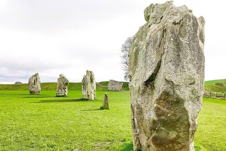 Stonehenge and Avebury Day Trip from London: Explore Neolithic Stone Circles & West Kennet