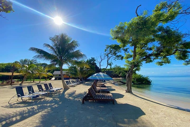 Brady's Cay Private Day Tour, Roatán — Beach Pass, Snorkeling & Water Sports