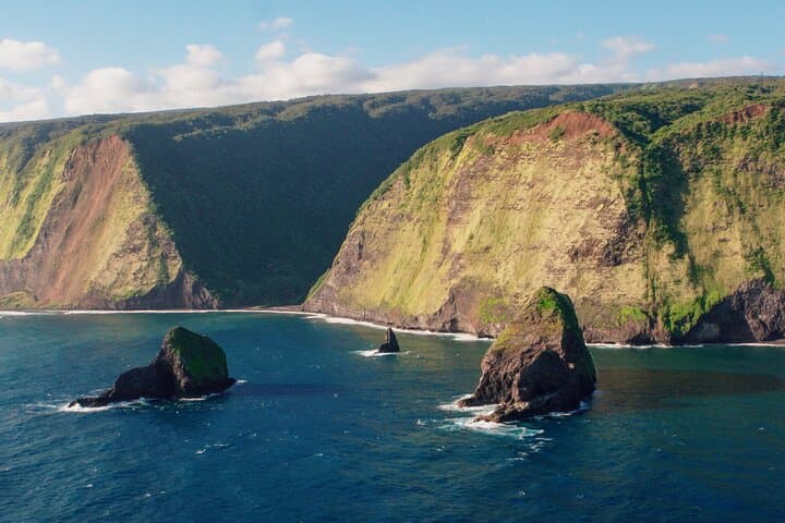 Soaring Over Hilo Waterfalls: A Helicopter Adventure on Hawaii’s Big Island