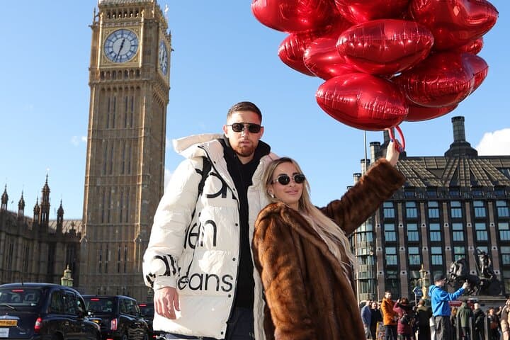Central London Photo Shoot with Red Heart Balloons — Professional Digital Portraits in Iconic Squares photo 2