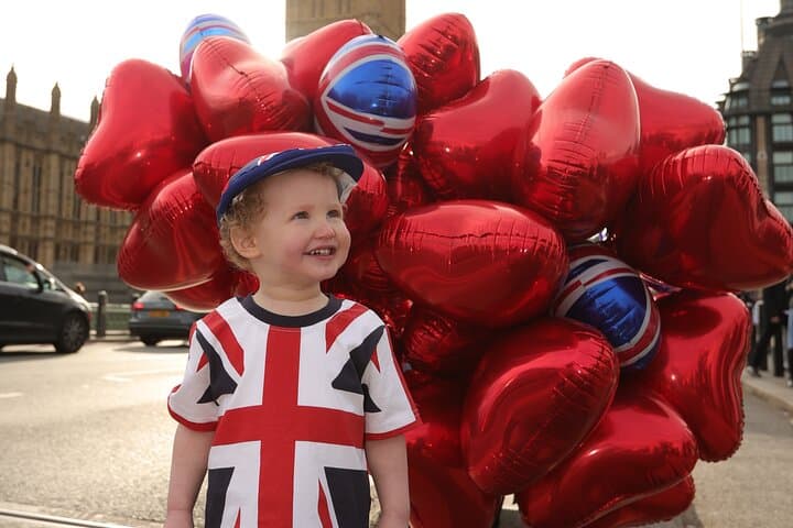 Central London Photo Shoot with Red Heart Balloons — Professional Digital Portraits in Iconic Squares photo 3