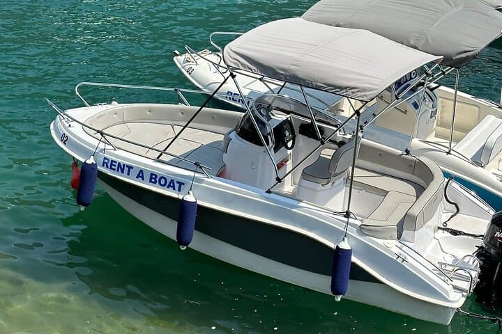 Private 1-Hour Boat Tour of Lake Como with Skipper — Swim, Villas & Views photo 2