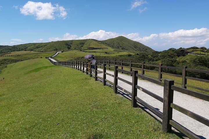 Yangmingshan and Beitou Day Tour: Hot Springs, Fumaroles & Highland Meadows photo 2