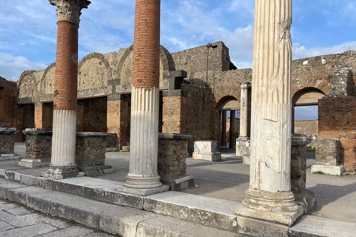 Naples to Positano Private Transfer with 2‑Hour Pompeii Stop photo 3