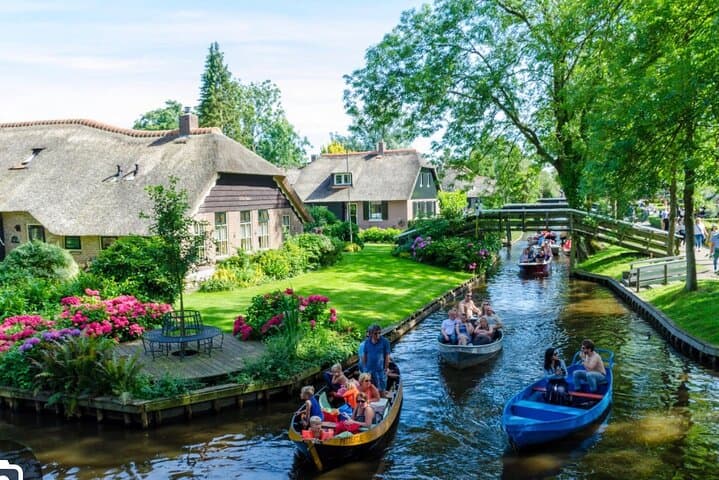 Private Day Tour to Giethoorn from Amsterdam: Canal Cruise & Village Walk