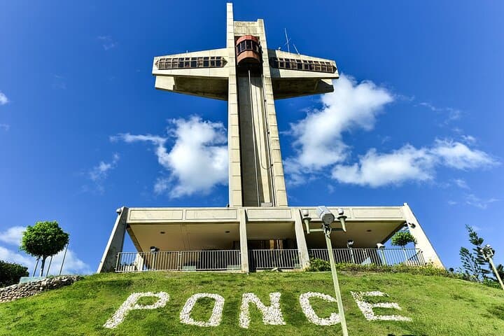 Ponce Walking Tour: Serrallés Castle, Plaza Las Delicias & Dinner in Southern Puerto Rico