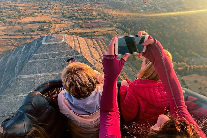 Sunrise Hot Air Balloon Over Teotihuacan: Flight, Champagne & Breakfast
