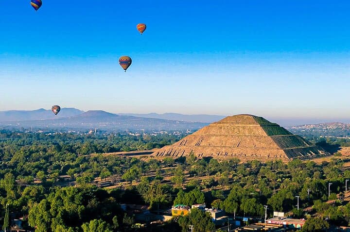Sunrise Hot Air Balloon Over Teotihuacan: Flight, Champagne & Breakfast photo 5