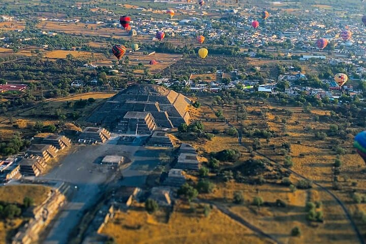 Sunrise Hot Air Balloon Over Teotihuacan: Flight, Champagne & Breakfast photo 6
