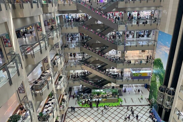 BaiRong World Trade Mall: 3-Hour Private Bargaining Tour in Beijing
