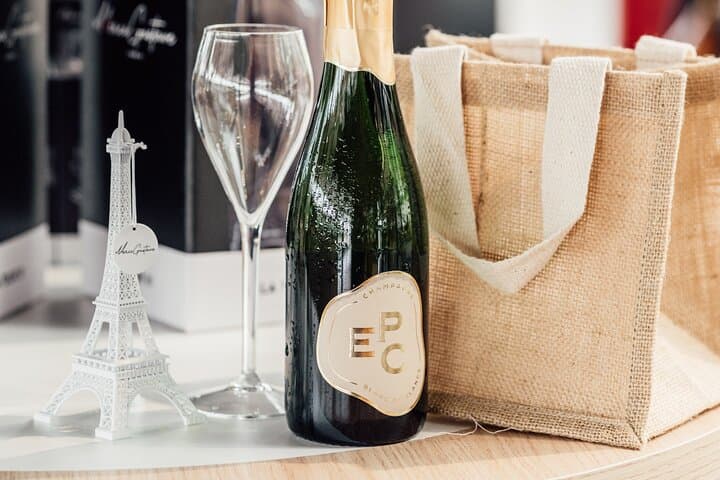 Seine Champagne Cruise: 70-Minute Paris Sightseeing with Bateaux-Mouches photo 3