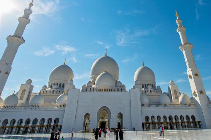 Sheikh Zayed Grand Mosque 5-Hour Guided Tour from Dubai — Architecture, Prayer & Practical Tips