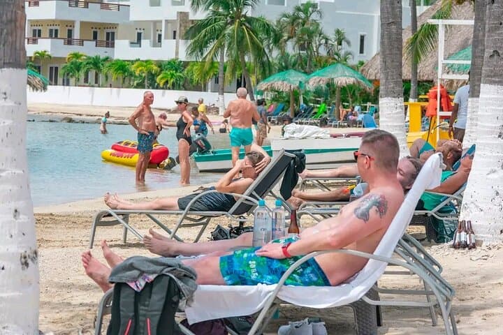 Roatan wildlife, chocolate & beach day tour: monkeys, cacao and Caribbean shores photo 2