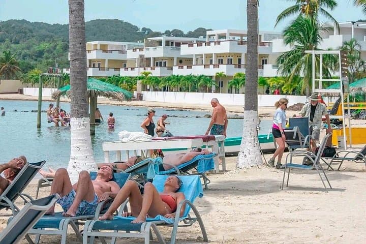 Roatan E-Bike Adventure, Food Tasting & Beach Daypass — 5‑Hour Island Experience photo 3