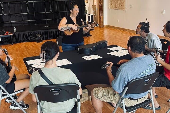 Learn Ukulele on Maui: Beginner Lesson at Wonderful World of Aloha photo 3