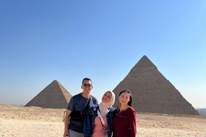 Full-Day Guided Tour: Giza Pyramids, Great Sphinx & Egyptian Museum (Cairo)
