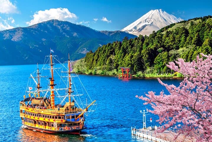 Full-Day Mt. Fuji & Hakone: Lake Ashi Cruise, Owakudani Ropeway and Oshino Hakkai photo 1