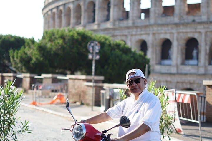 Vespa & Gelato Journey from the Colosseum — 90-Minute Rome Ride photo 4