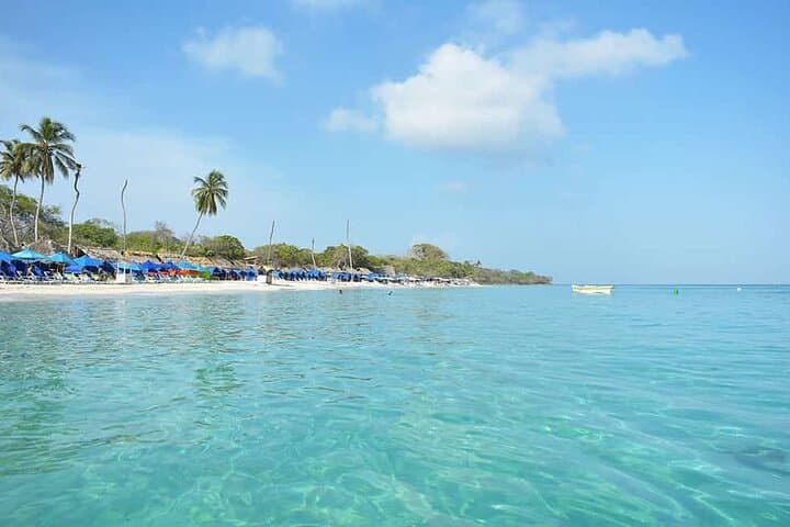 Cartagena Private Boat to Cholon: VIP Day Trip with Drinks & Snorkeling